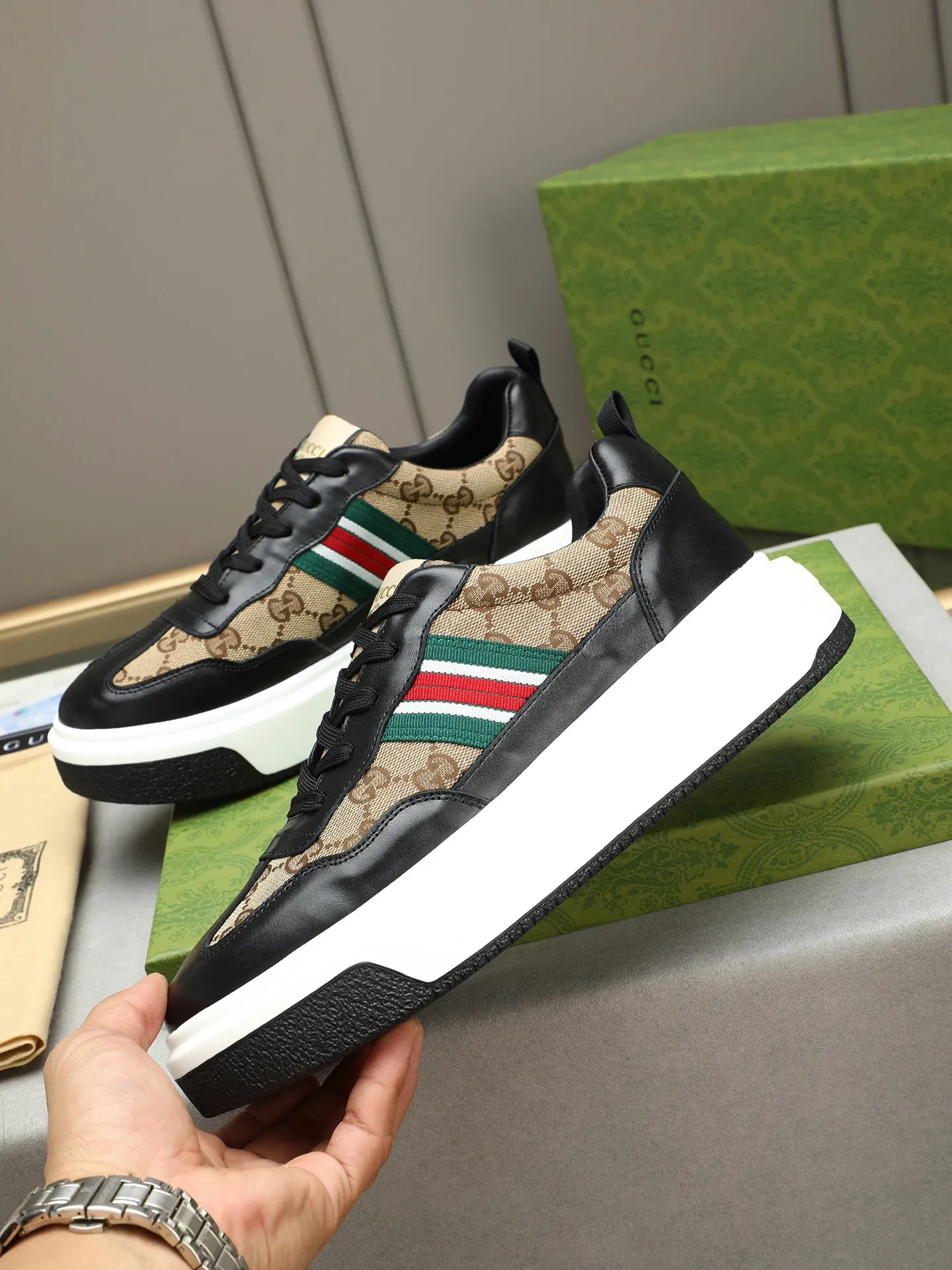 Men's shoes 💰480 New men's shoes GUCCI Fashion trend Made of first-layer calfskin ➕ washed sheep lining! The foot feels super comfortable and the workmanship is impeccable. Foam ultra-light outsole, size: 38-44 (45 customized) 4 colors to choose from!